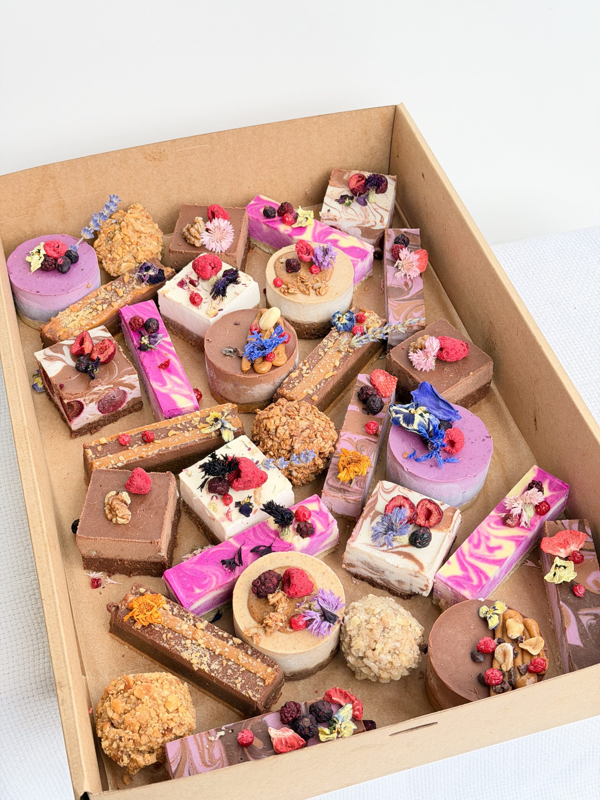 MIXED RAW CAKE PARTY BOX